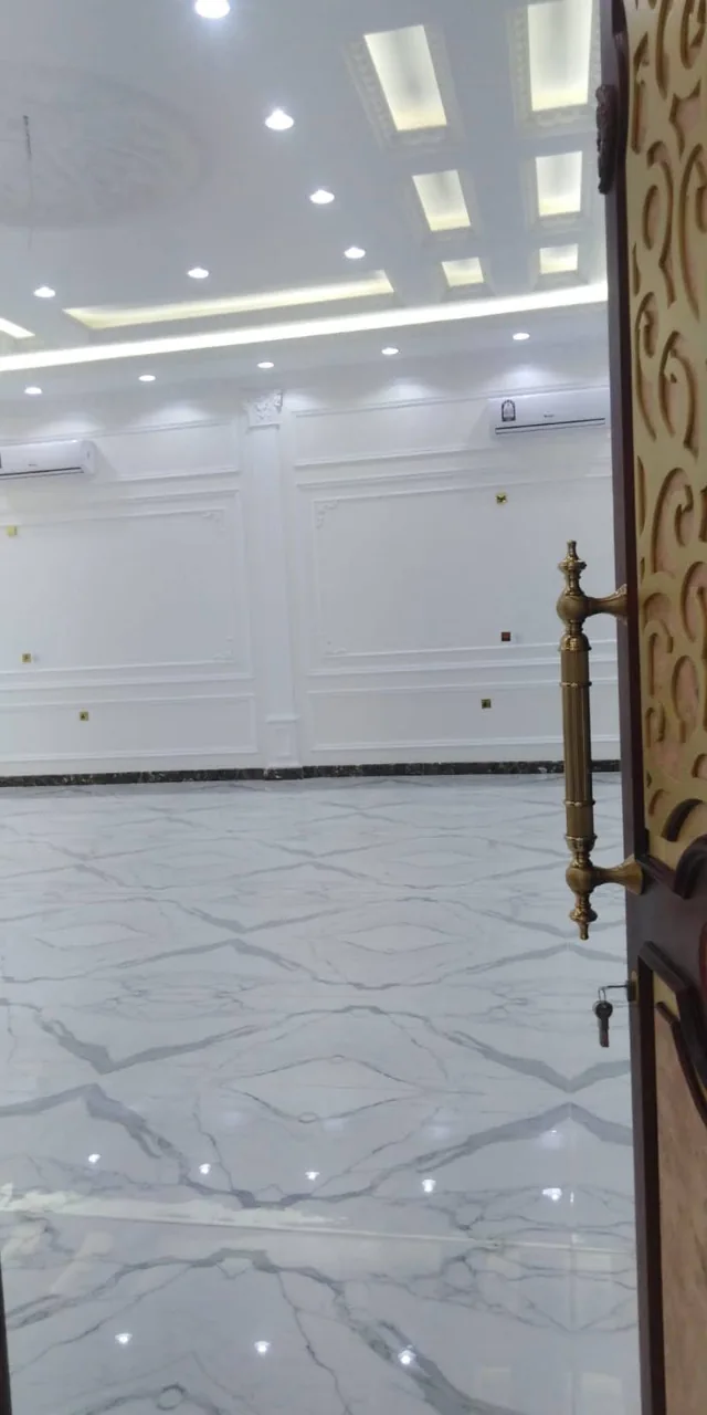 أرضية رخامية ومساحة داخل فيلا ضمن دليل تحديد نطاق خدمات التنظيف