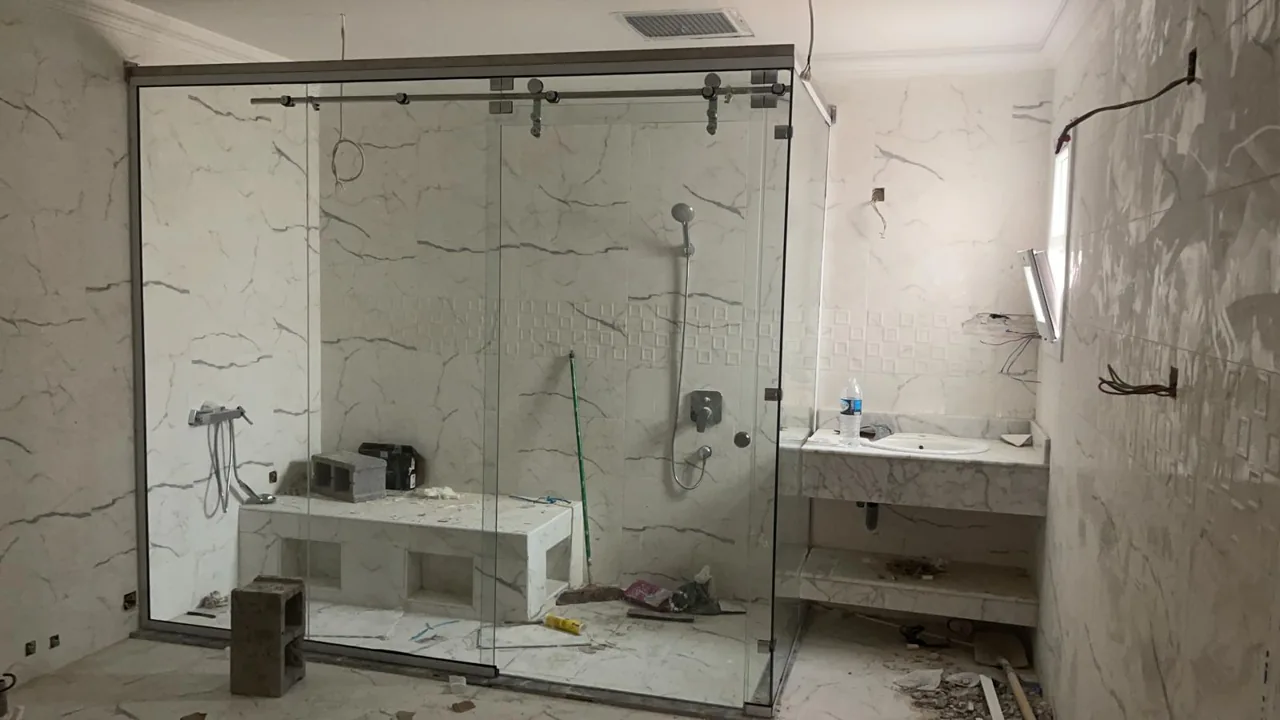 حمام بأسطح ذات نقوش رخامية ضمن دليل تنظيف الفلل