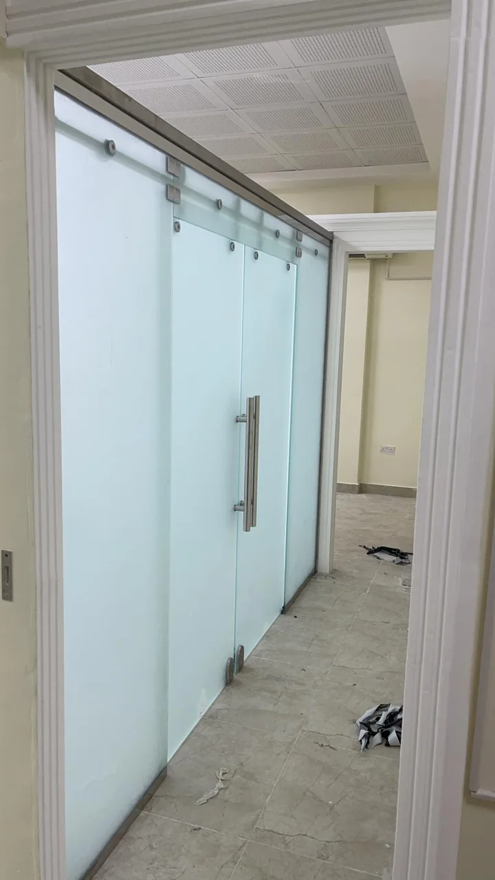 ممر وأبواب داخلية